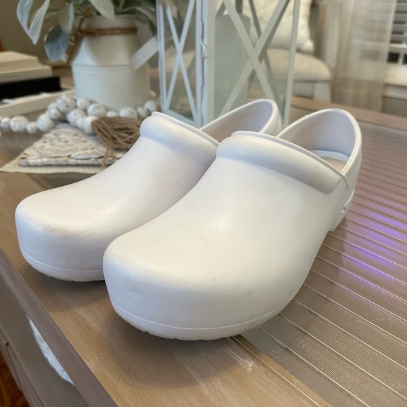 EUC Anywhere Guardian Angel Slip Resistant Clogs! - Picture 4 of 6